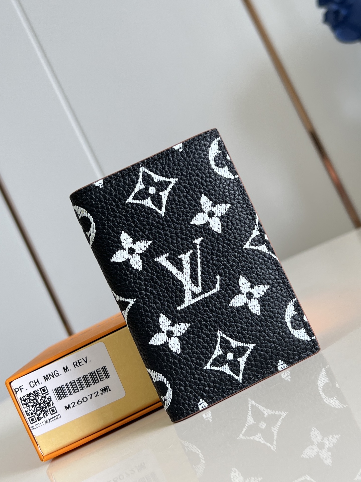 TOP Louis Vuitton LV Passport Holder Monogram Shadow 11.1 x 1 x 7.5 cm - 7 Colors