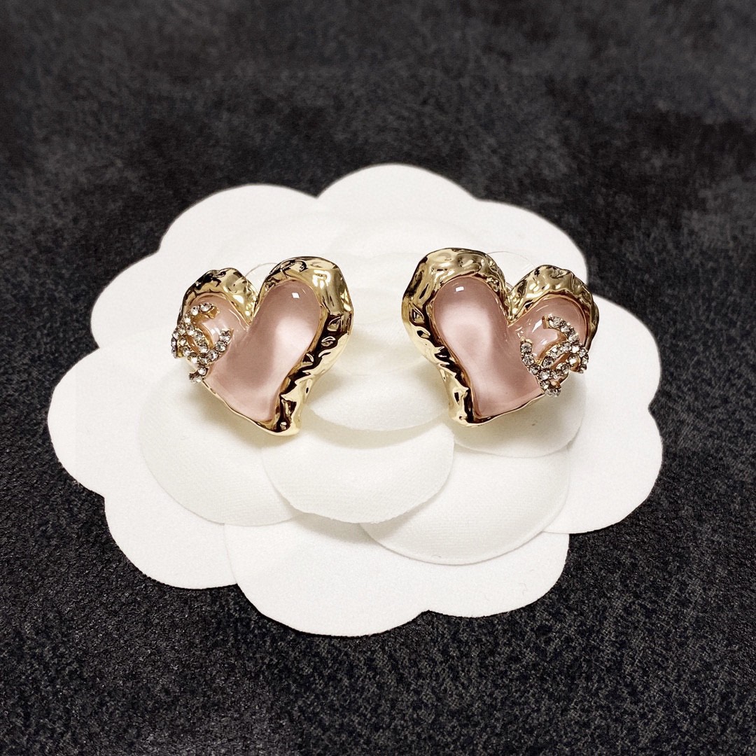 TOP CHANEL Classic Heart Stud Earrings - Pink