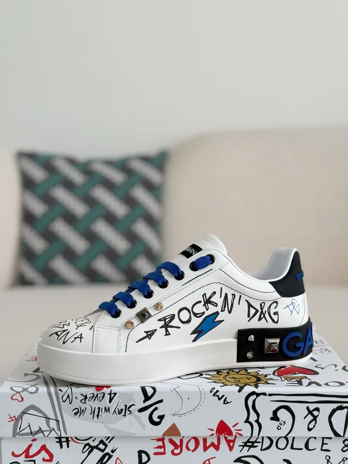 WWWShoes Graffiti Print Leather Low Top Sneakers Metal Badge Rivet Decor Streetwear Casual Skate Shoes