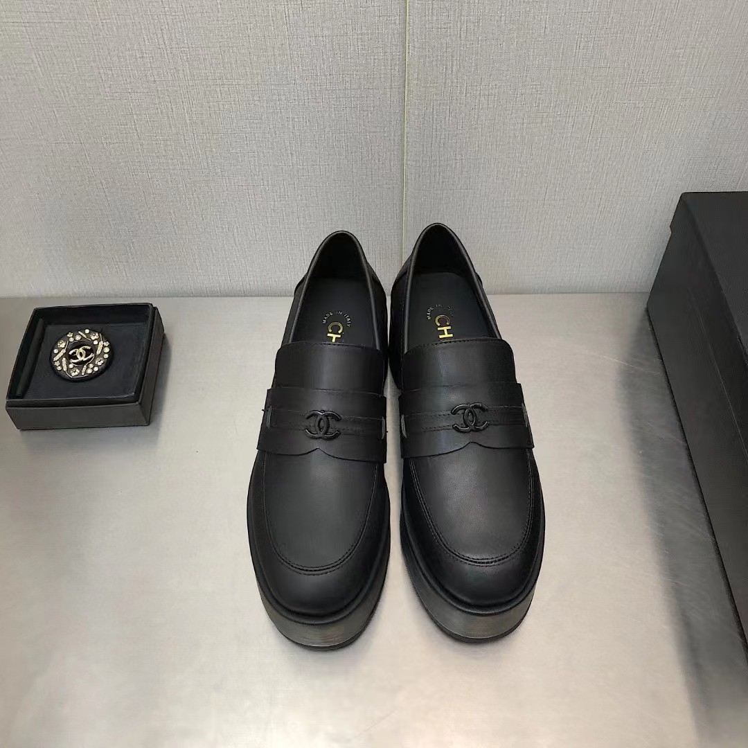 TOP CHANEL Leather Loafers Double C Logo - Black/Beige