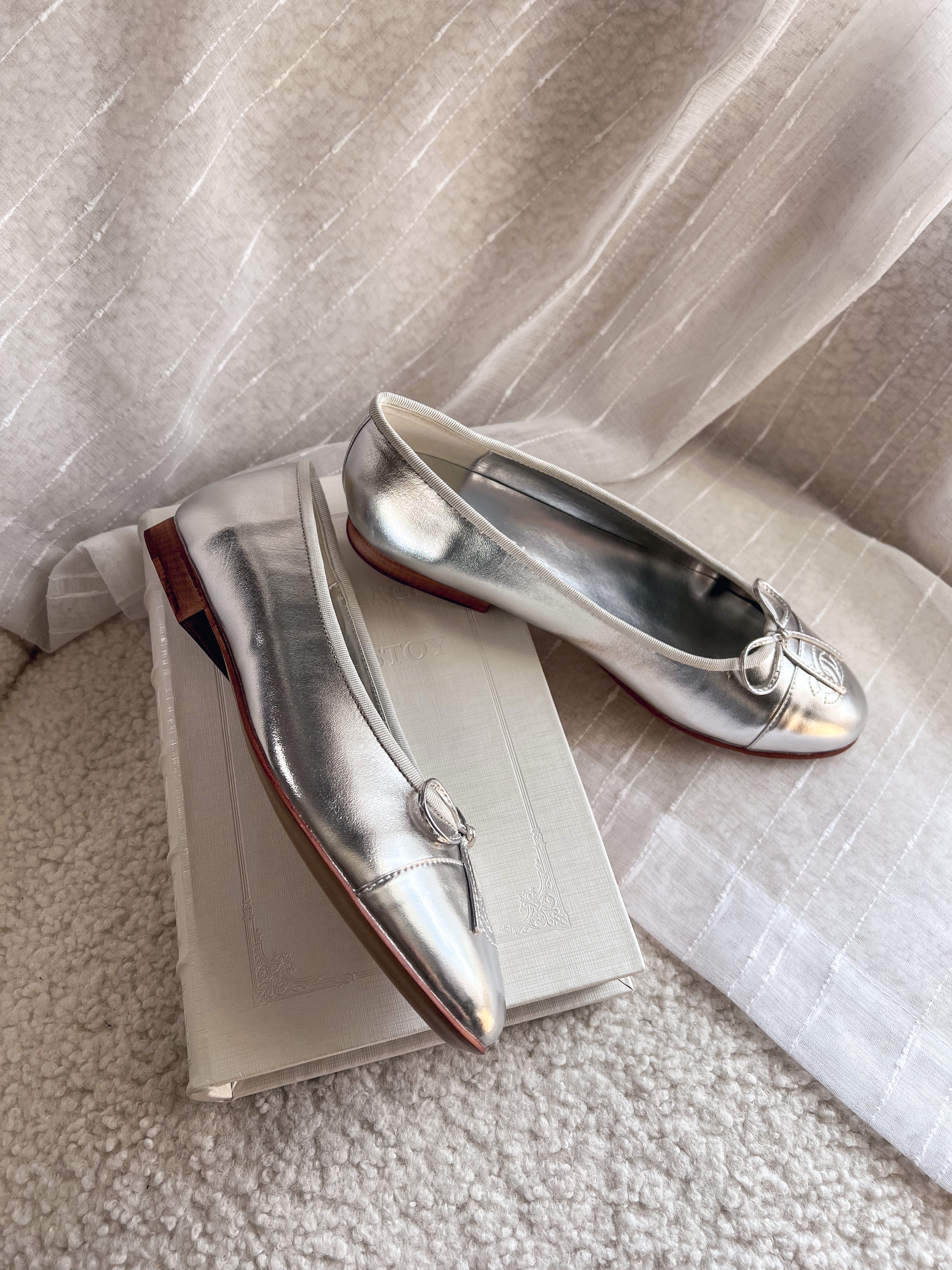 TOP CHANEL Flat Ballerina Cap Toes Bow - Metallic Silver
