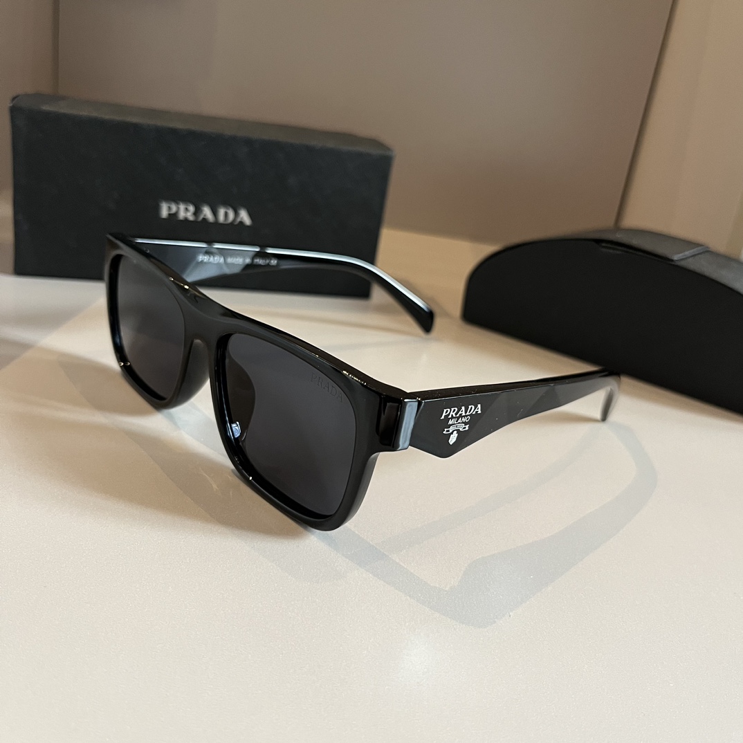 TOP PRADA Sunglasses - Black