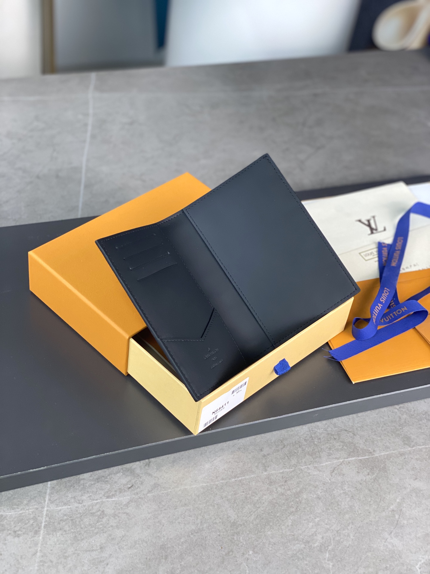 TOP Louis Vuitton LV Passport Holder Damier Shadow Leather 14x2.5x10cm - Black