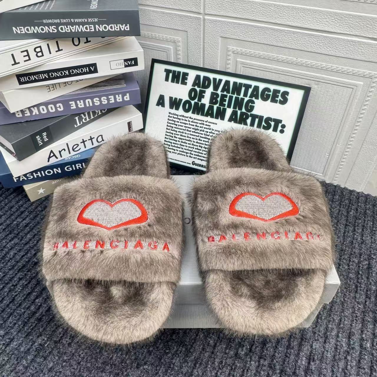Balenciaga Fluffy Slippers(Replica)