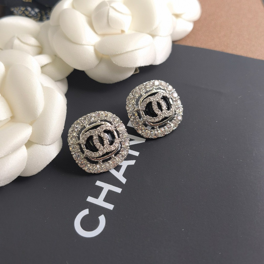 TOP CHANEL CC Earrings