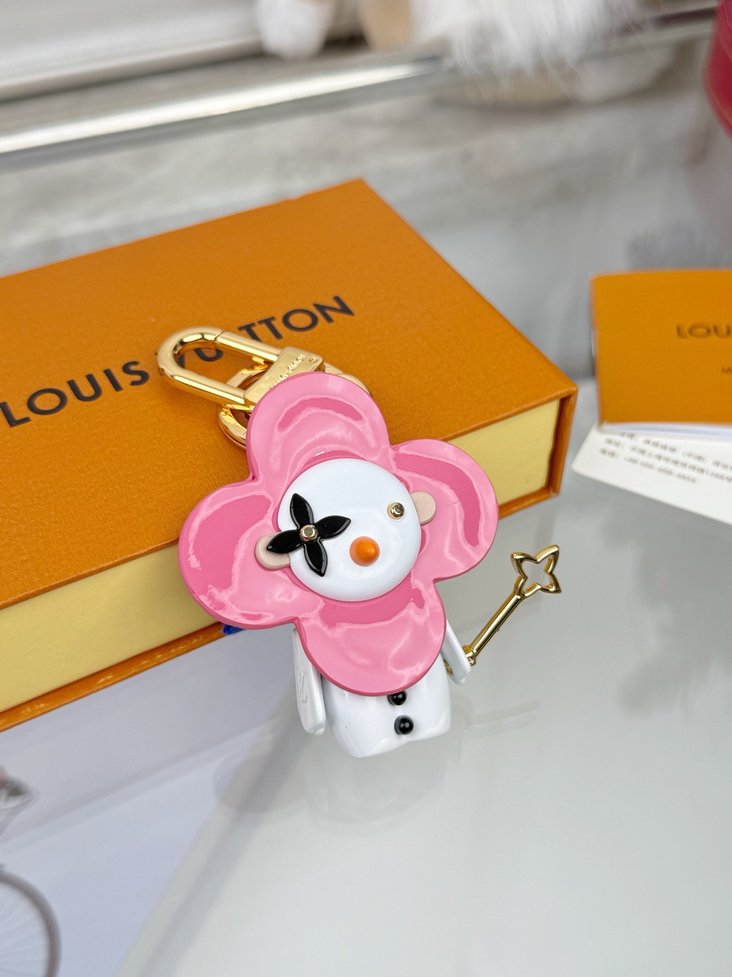 TOP Louis Vuitton LV  Vivienne Doll Pendant- Pink