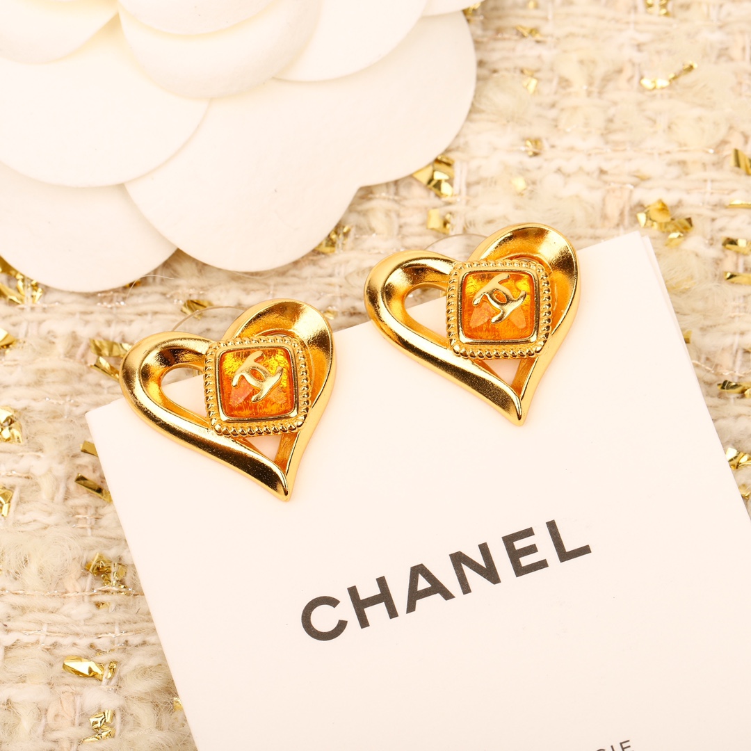 TOP CHANEL Heart Earrings