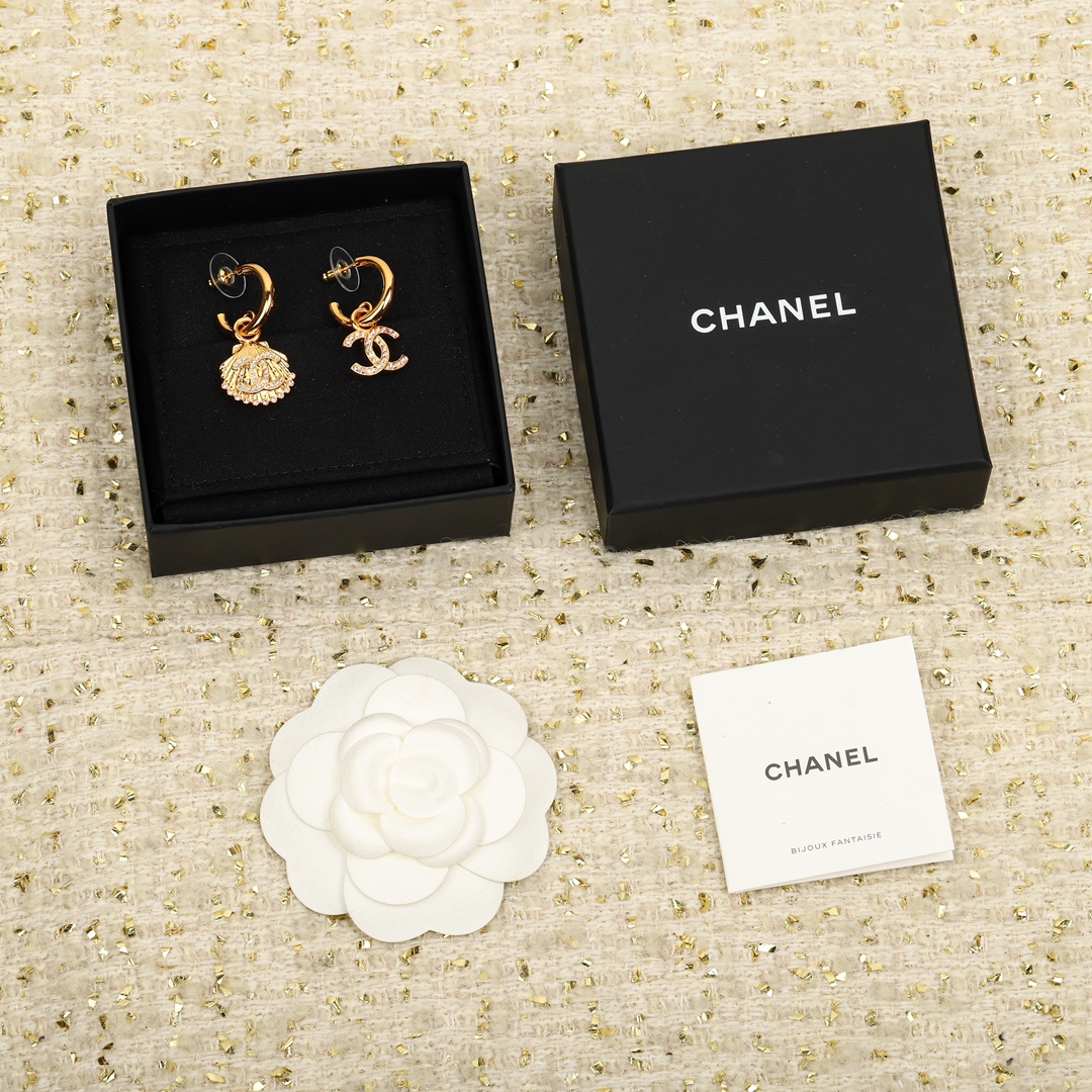 TOP CHANEL CC Sea Shell  Earrings - Gold