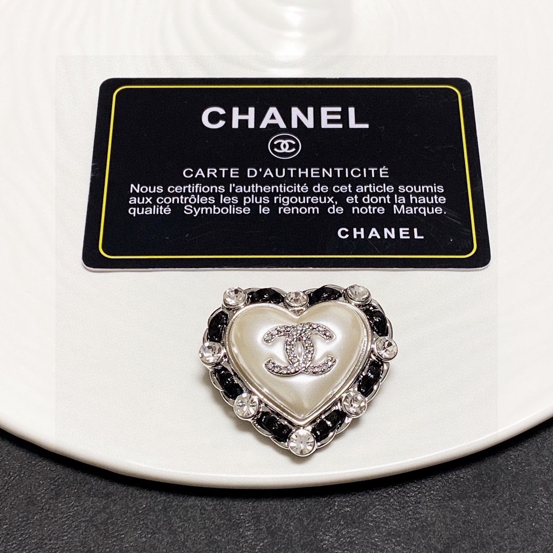 TOP CHANEL Leather Heart Brooch