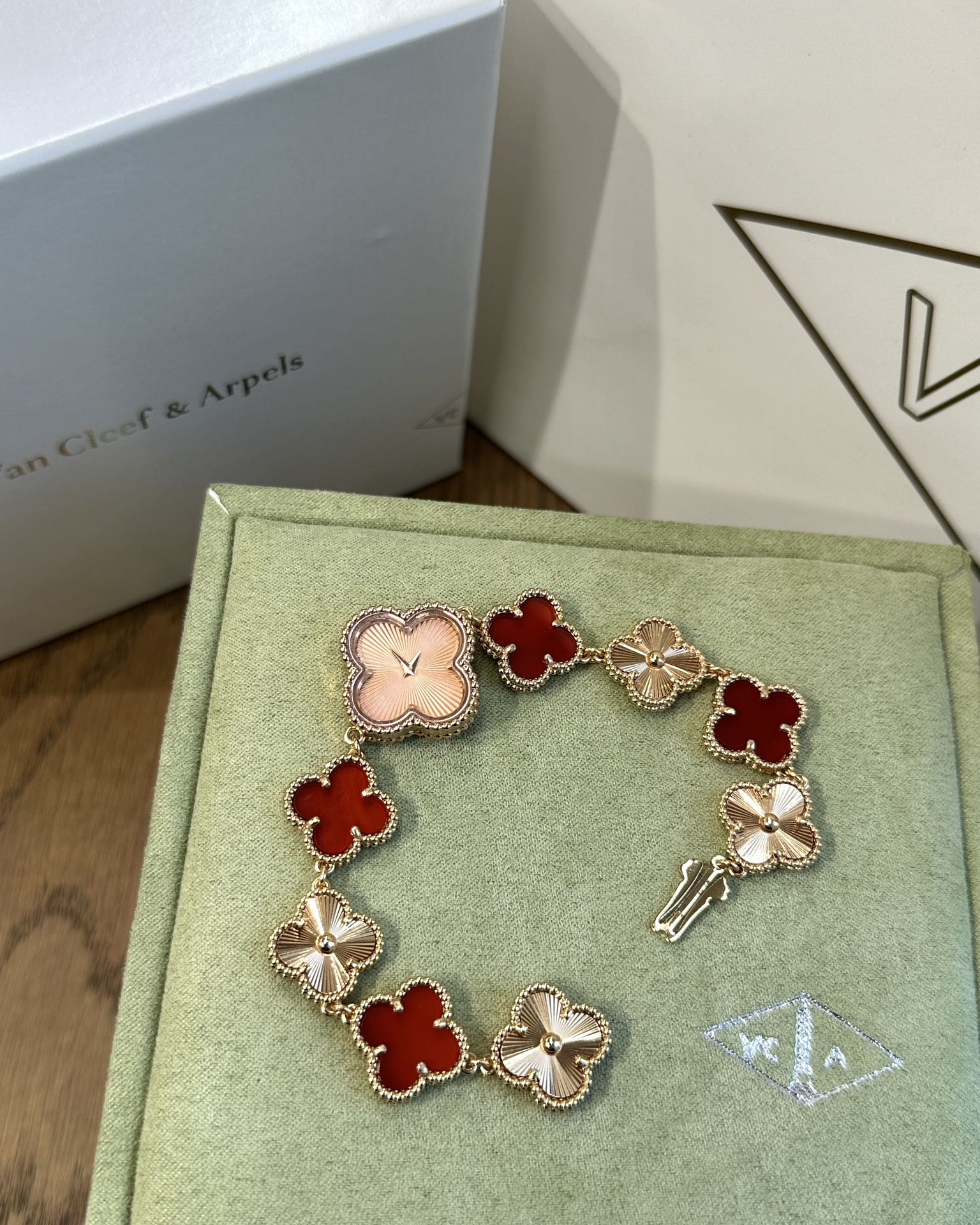 TOP Van Cleef & Arpels Sweet Alhambra Bracelet Watch - Gold