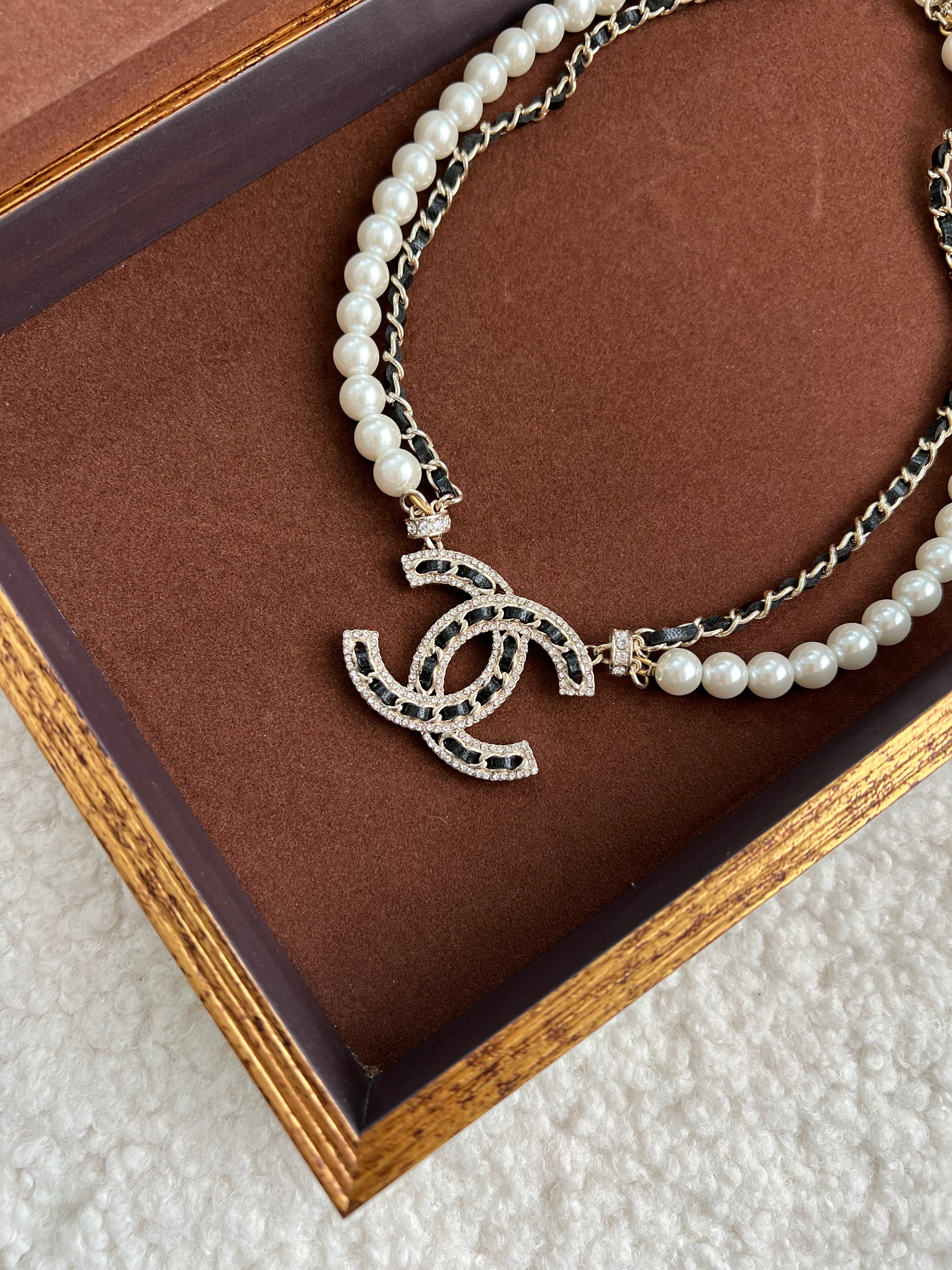 TOP CHANEL Logo Crystal Pearl/Gold Chain/ Leather Necklace