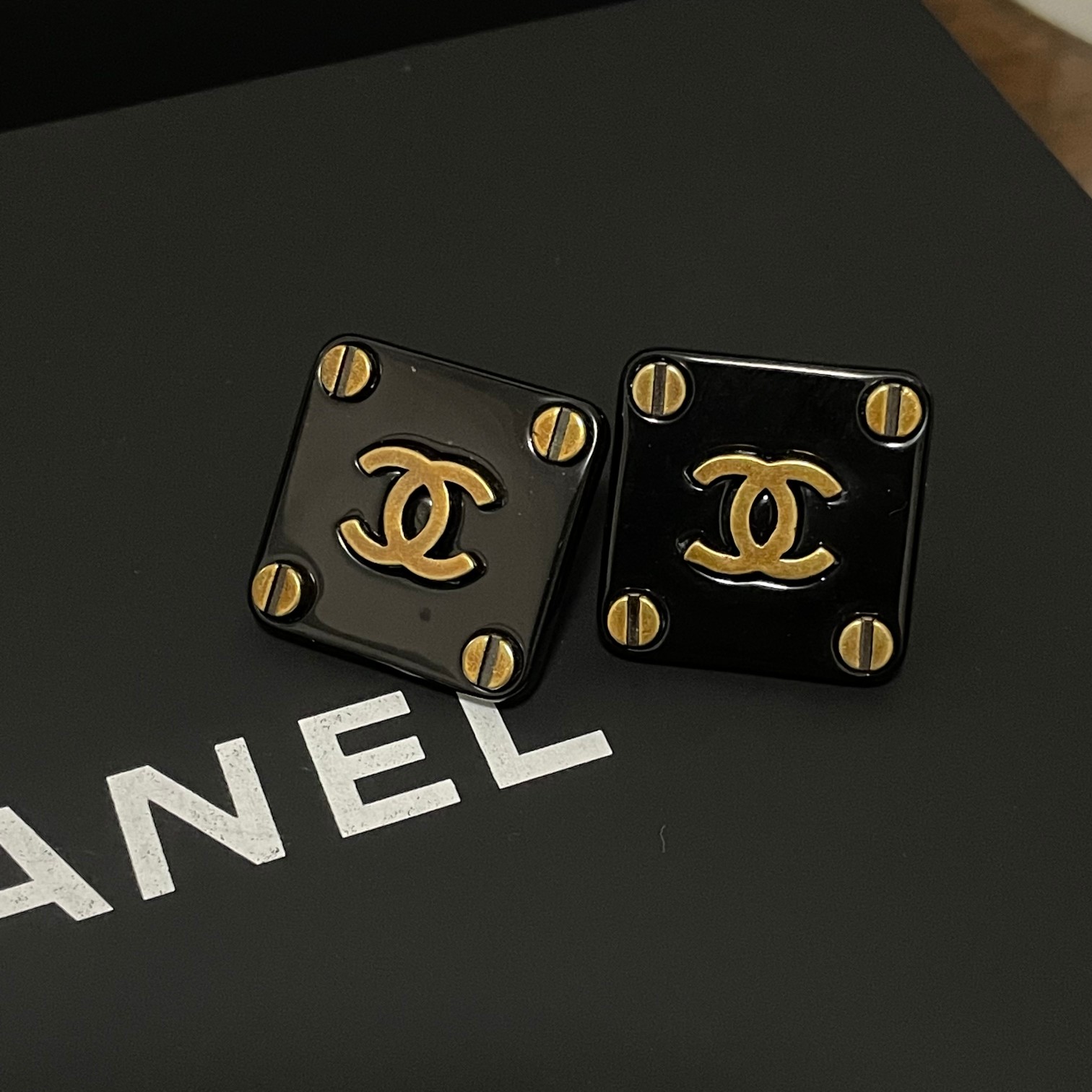 TOP CHANEL Square Earrings-Black