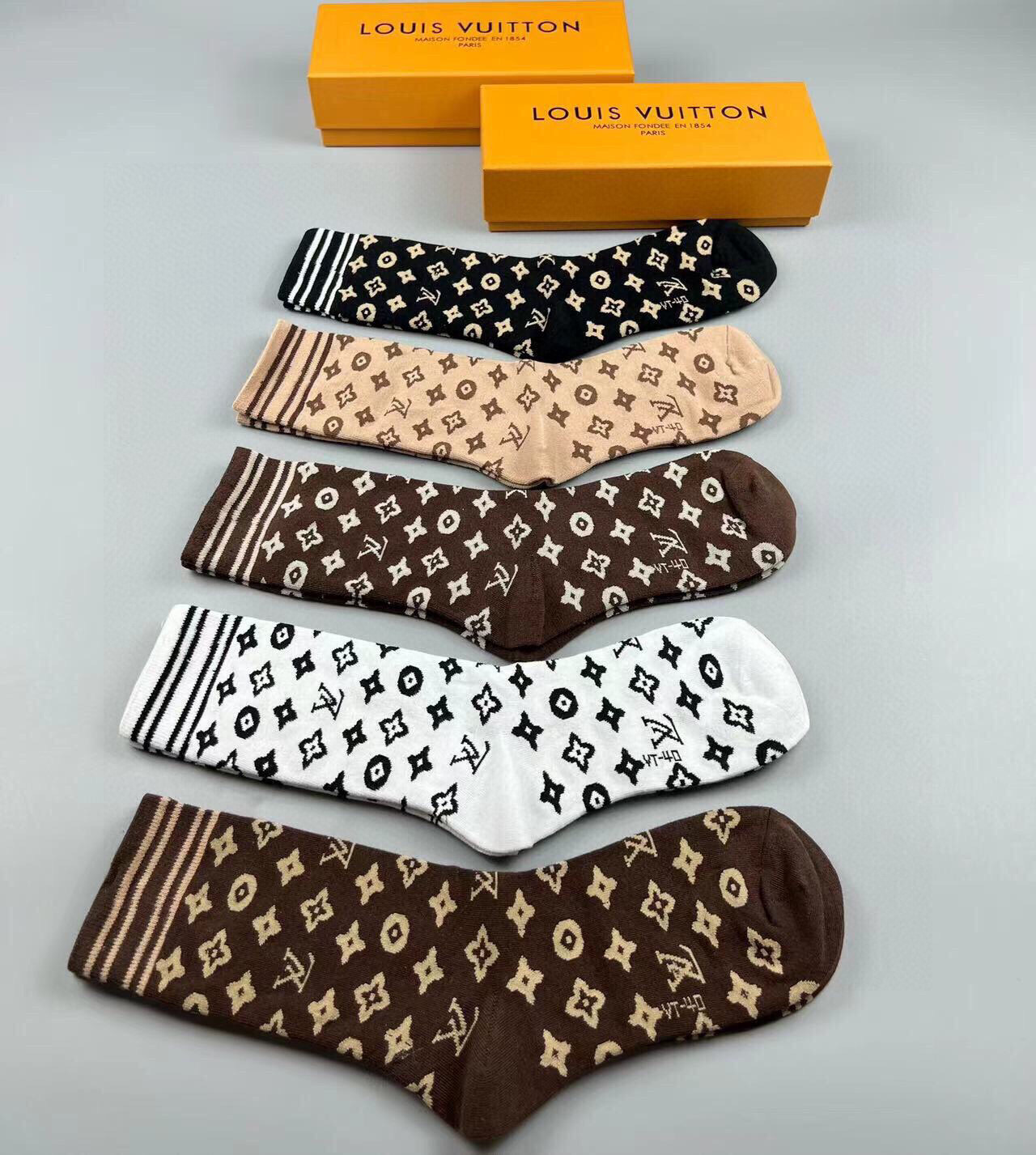 TOP Louis Vuitton Socks - 5 Pieces as a Set