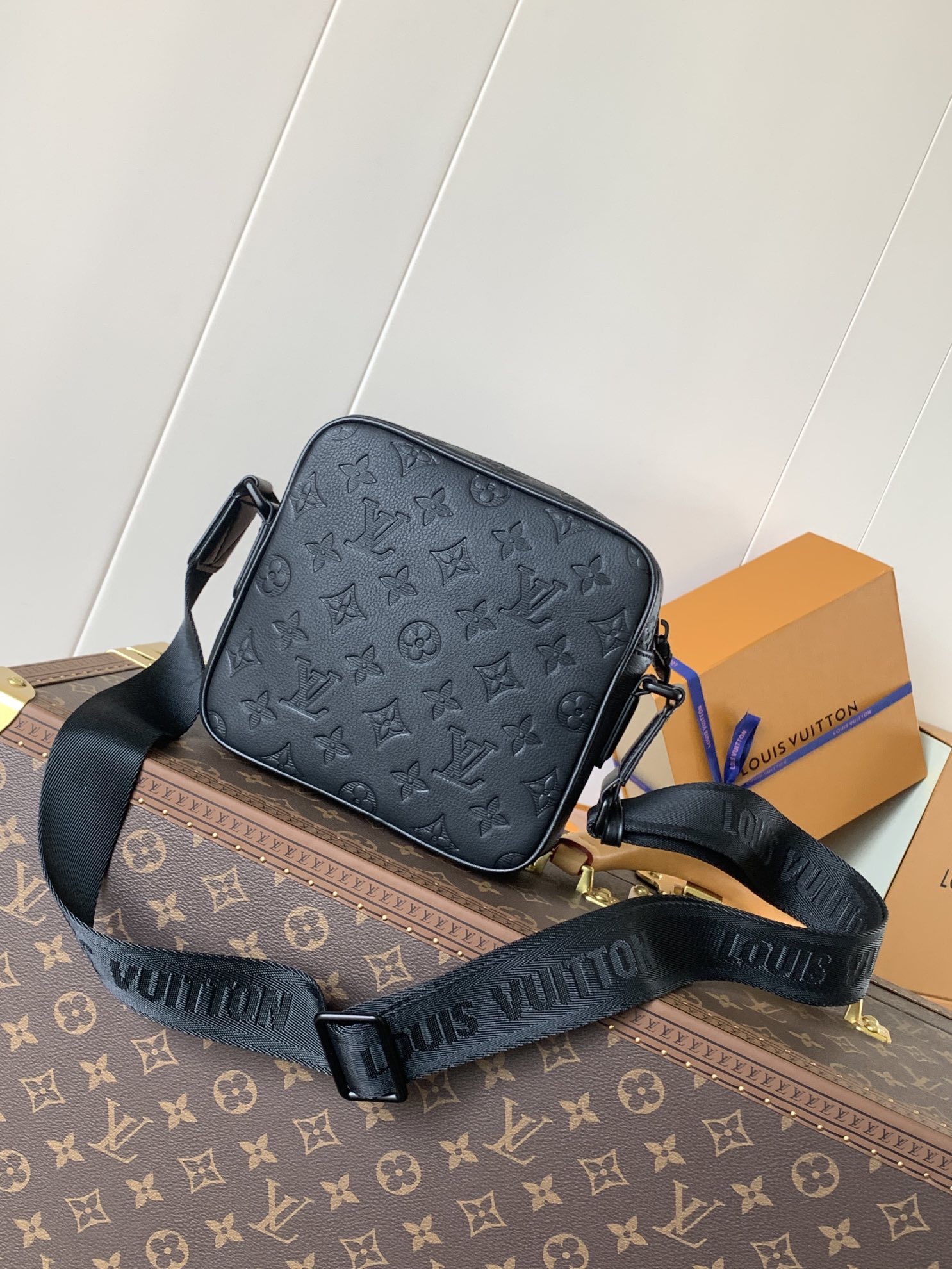 TOP Louis Vuitton LV Getaway Messenger Bag Monogram Embossed Taurillon Leather 19*20*6cm - Black