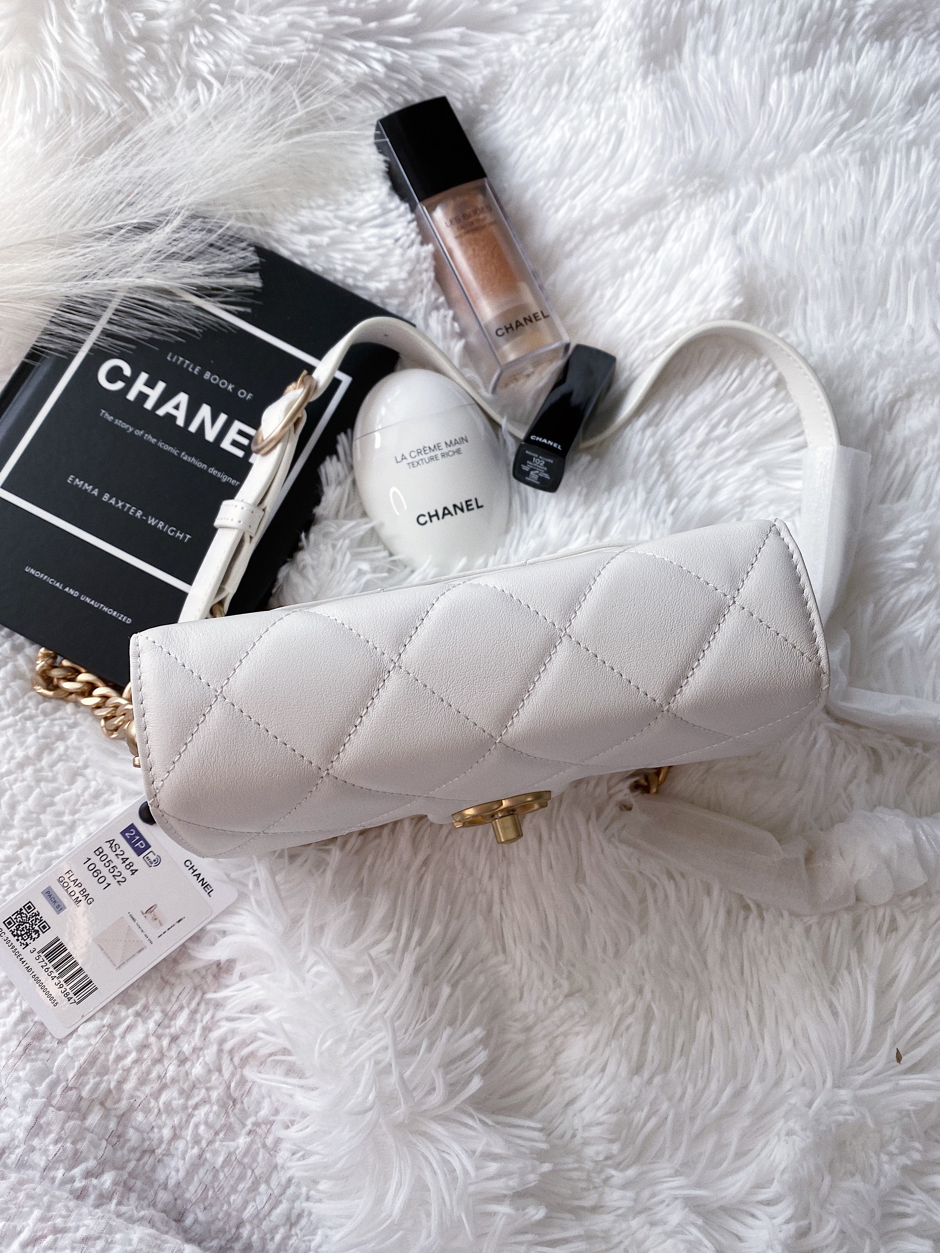 TOP CHANEL Messenger Bag Calfskin Mini - White