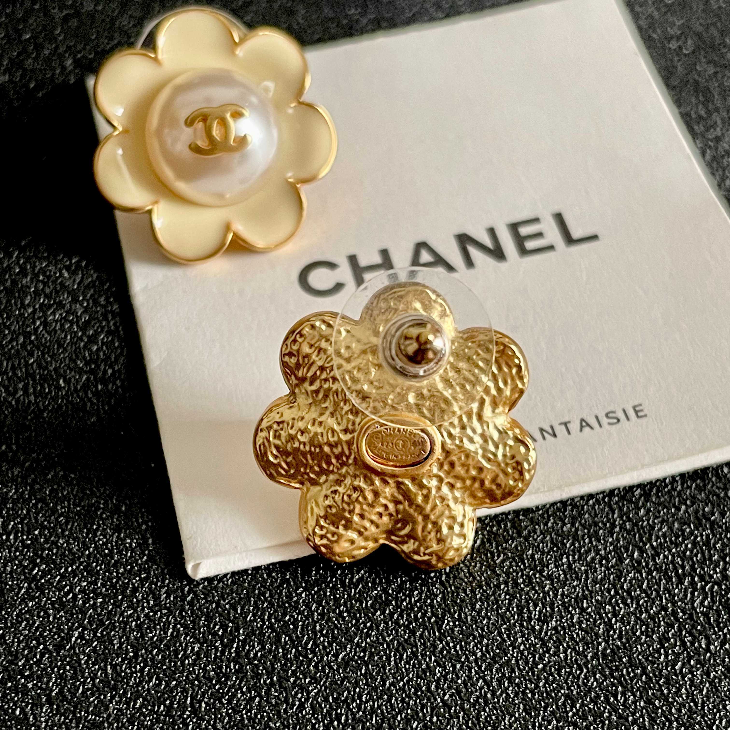 TOP CHANEL CC Earrings - White