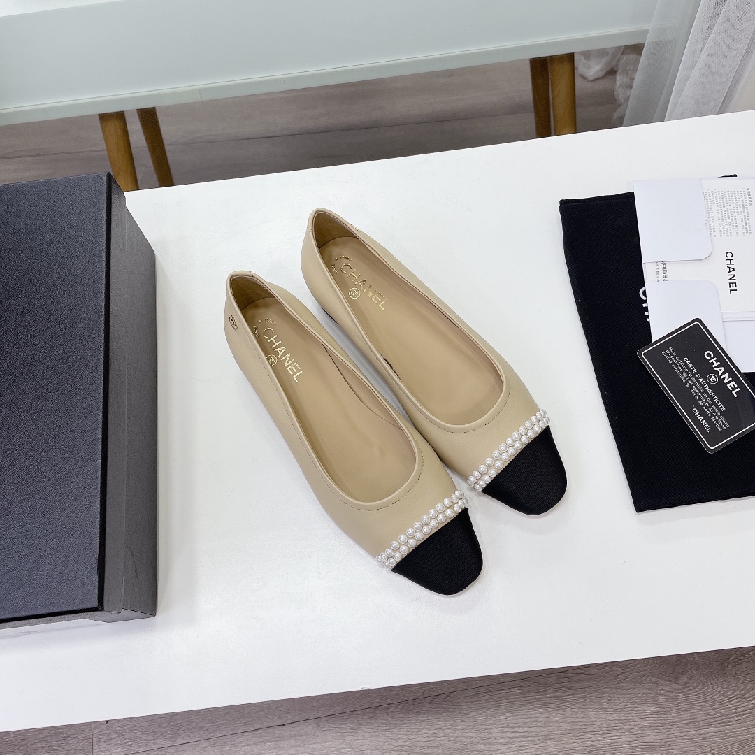 TOP CHANEL Flat Shoes - 2 Colors - with Pearl