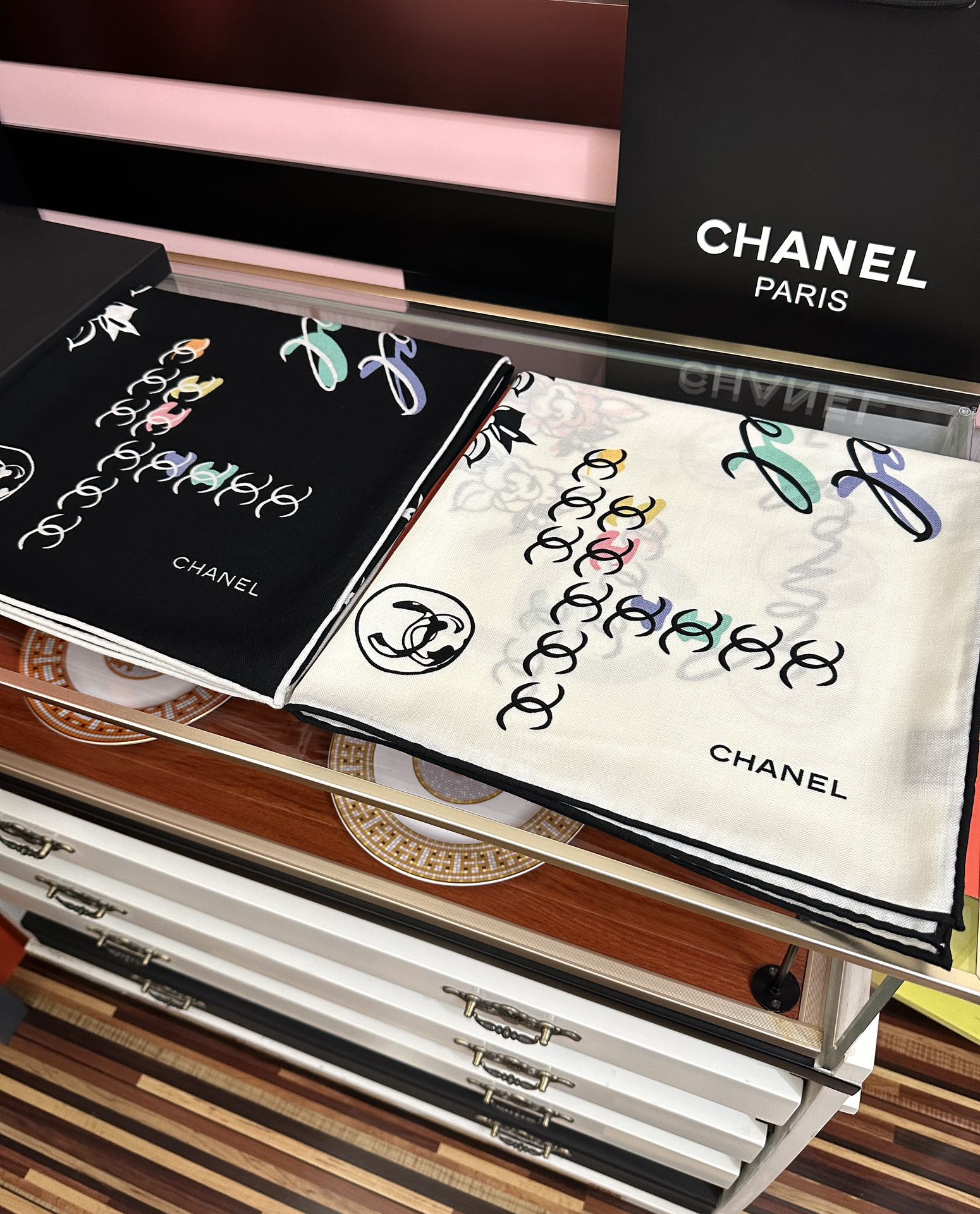 TOP CHANEL 70% Cashmere + 30% Silk Scarf 140x140 cm - 2 Colors