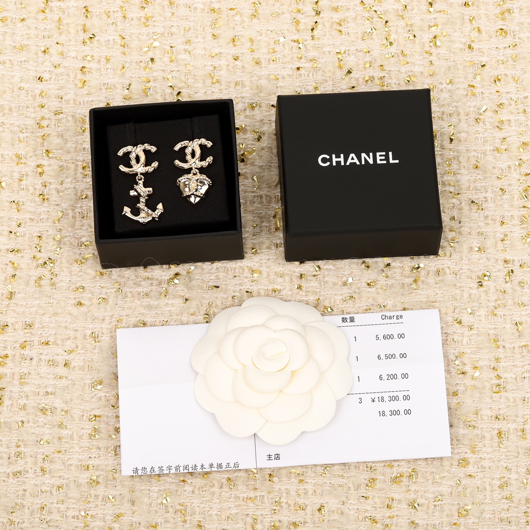 TOP CHANEL CC  Earrings - Gold