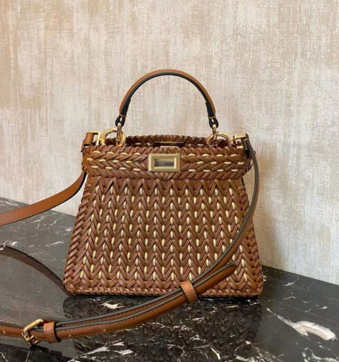 TOP FENDI Peekaboo ISeeU Bag 20x11x15.5cm - Brown