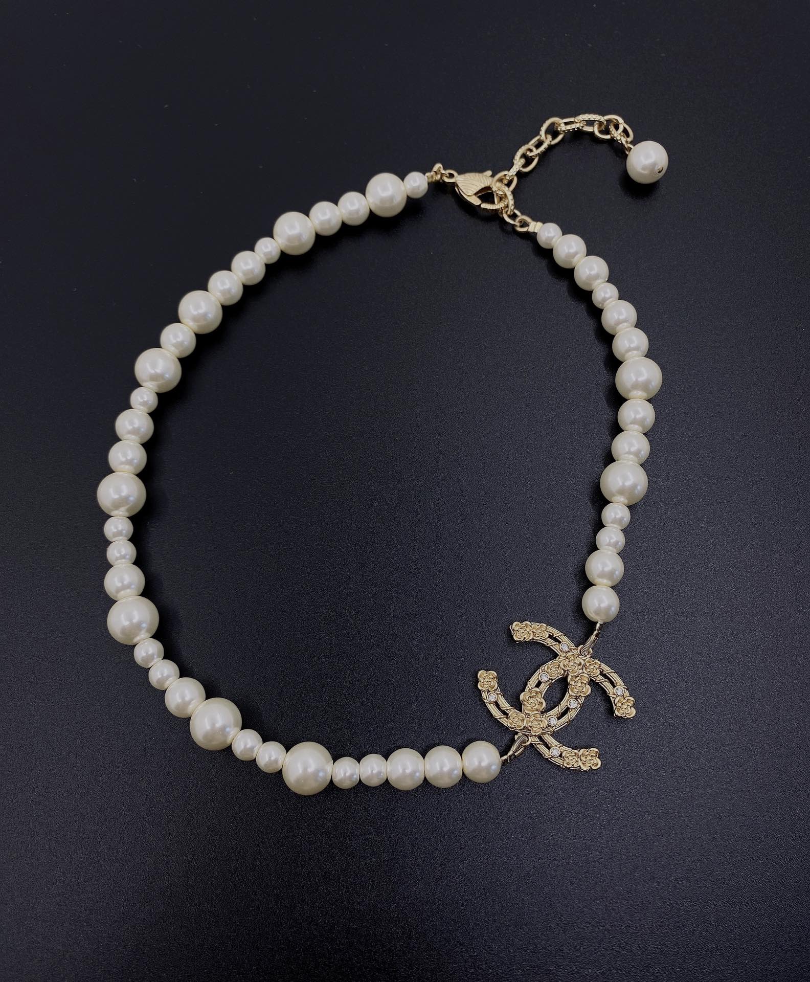 TOP CHANEL Pearl Choker and Vintage Logo Necklace