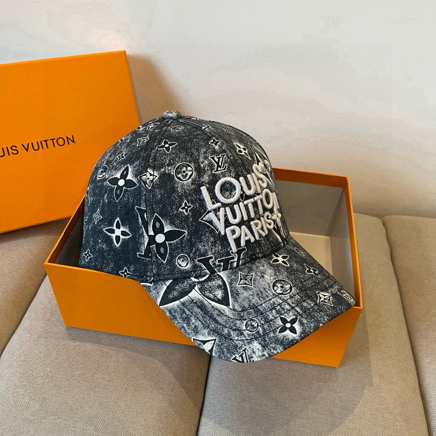TOP Louis Vuitton LV Baseball Cap - Black