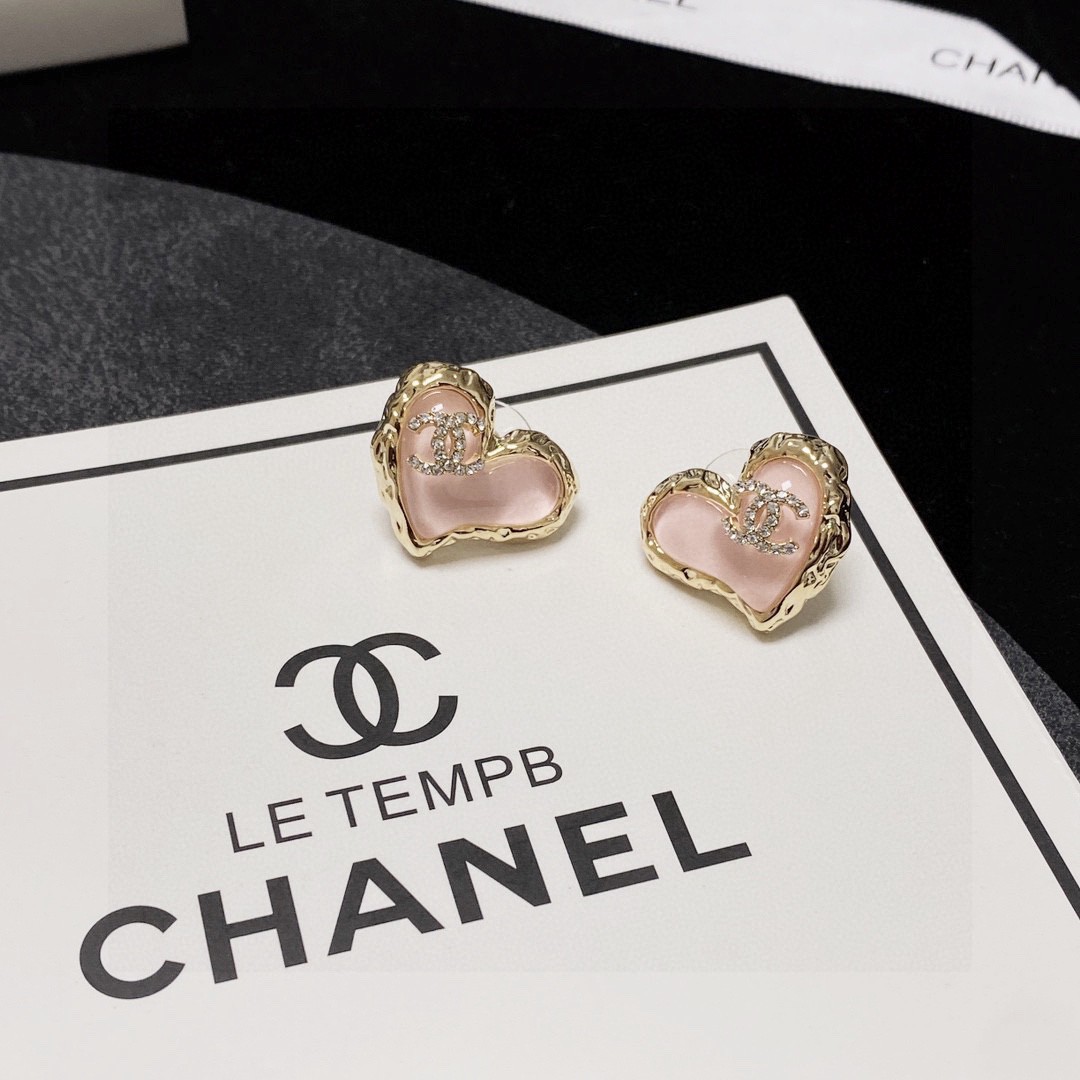 TOP CHANEL Classic Heart Stud Earrings - Pink