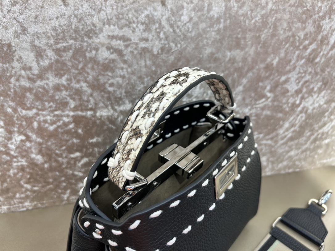 TOP FENDI Peekaboo ISeeU Handbag Lychee Pattern - Black