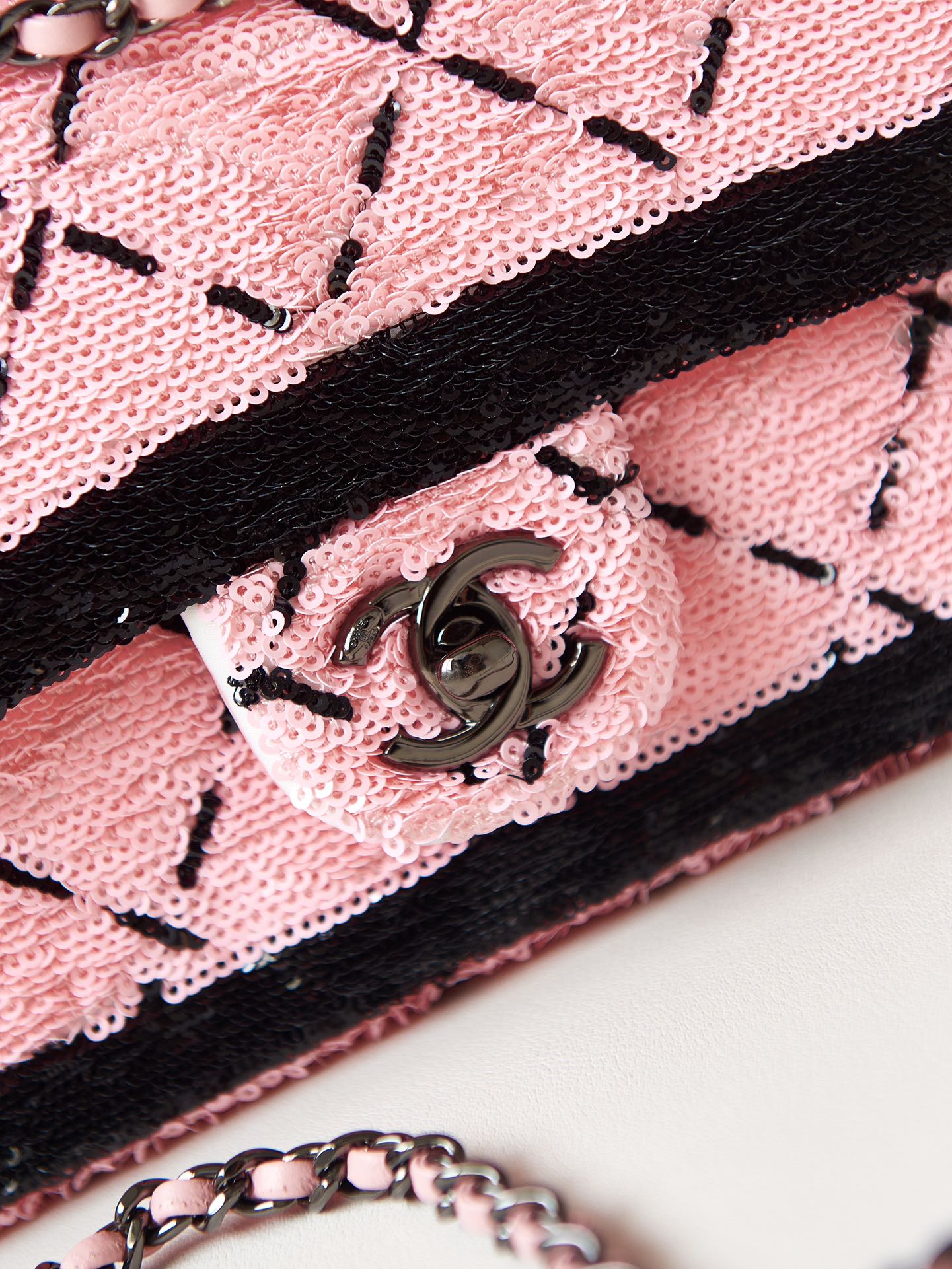TOP CHANEL Flap Bag with Sequins - Pink
