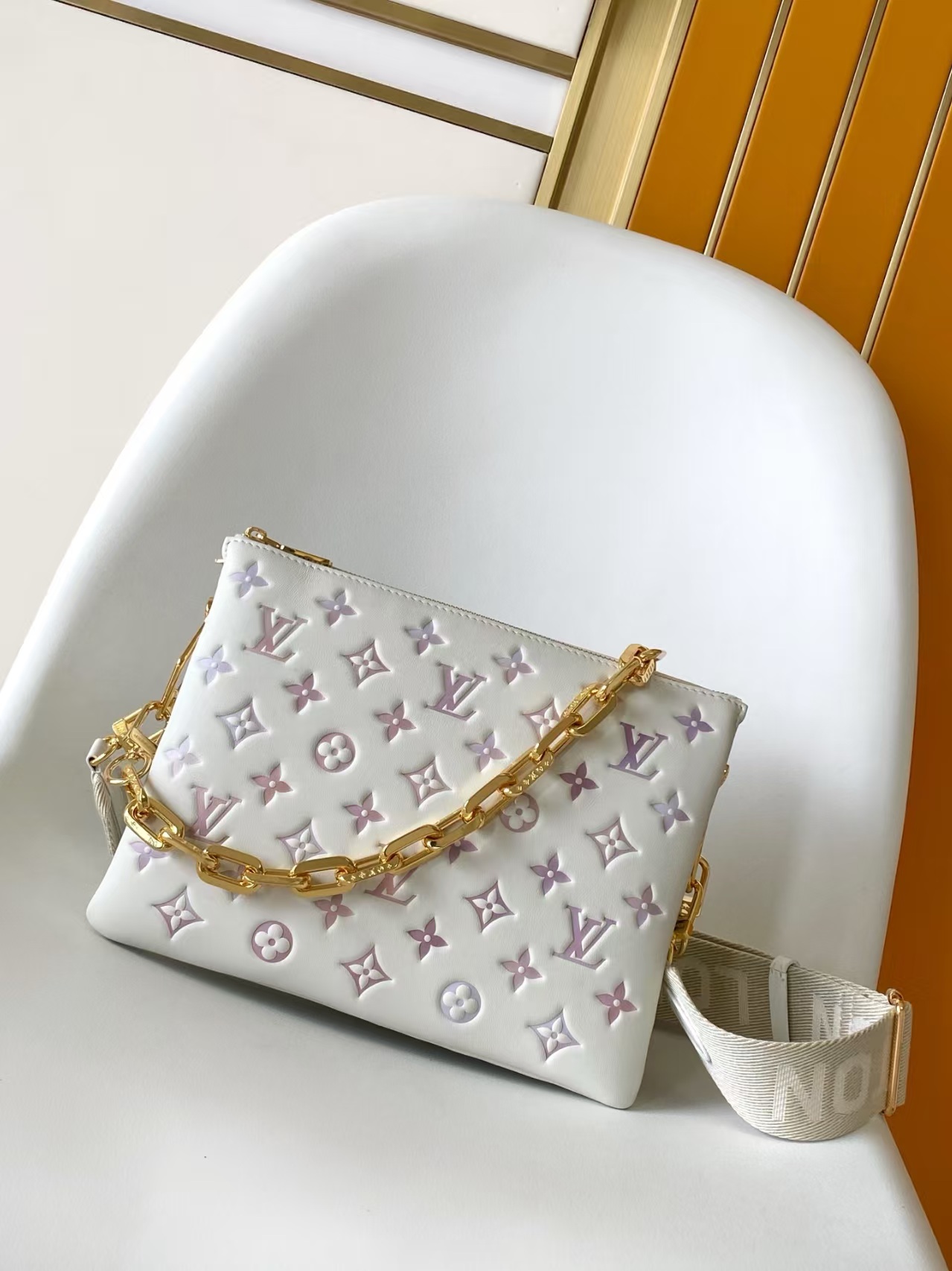 TOP Louis Vuitton LV Coussin Bag  26x20x12cm - Beige