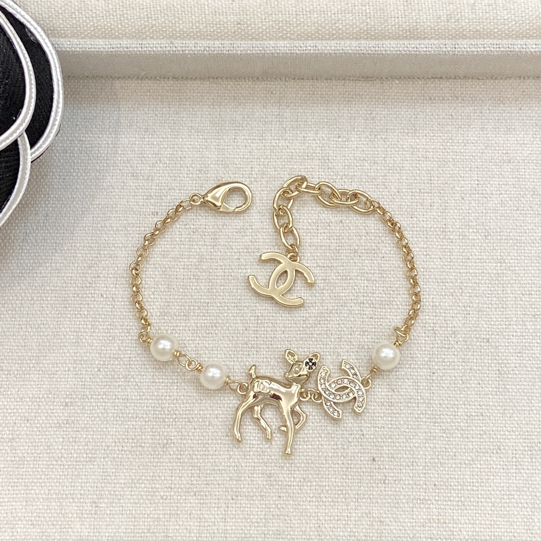 TOP CHANEL CC Bracelet with Deer Decoration - Gold