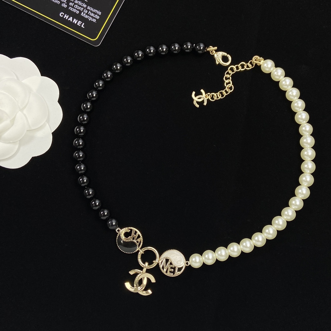 TOP CHANEL Black and White Pearl Necklace