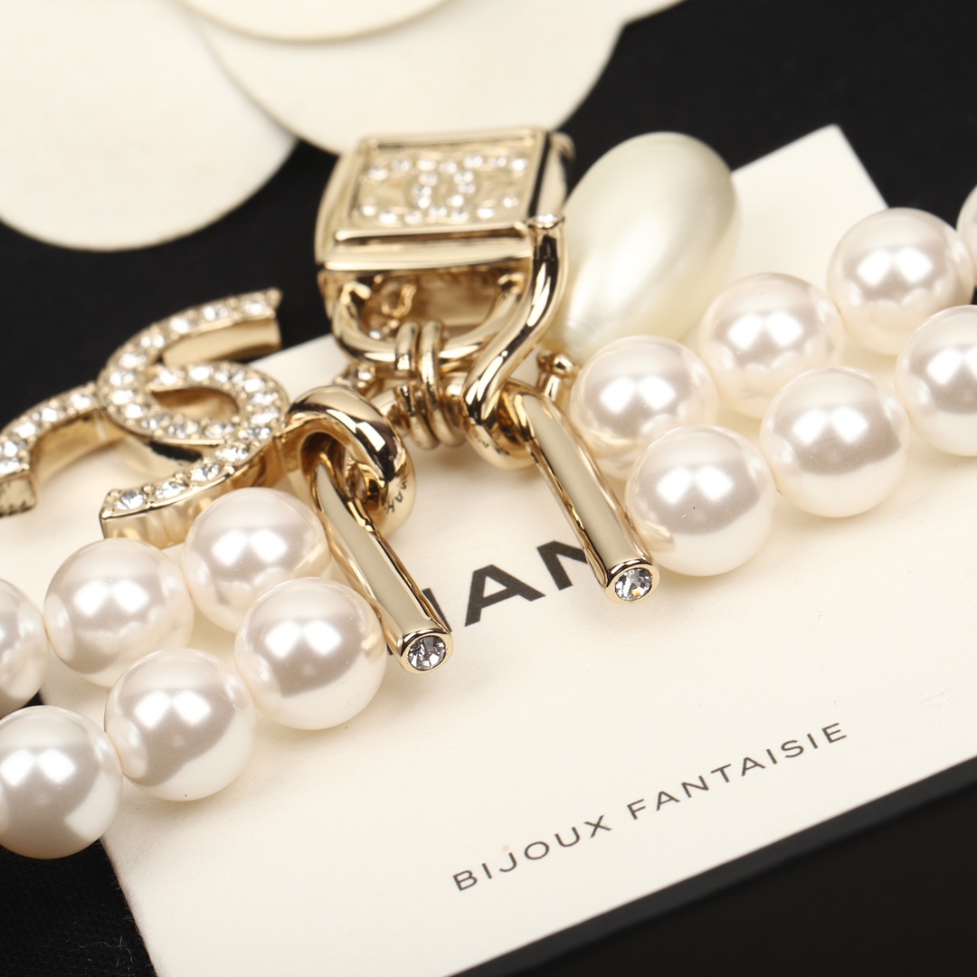 TOP CHANEL Diamond Logo Lock shape Pearl Necklace
