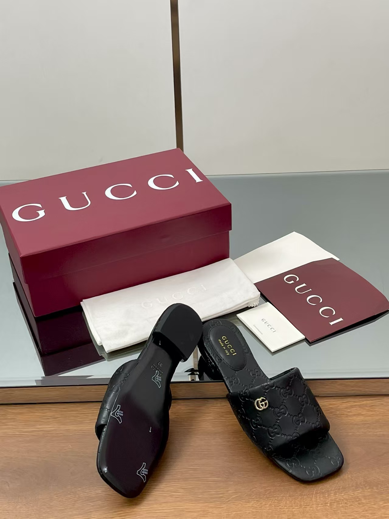 TOP GUCCI Double G Slippers - 2 Color