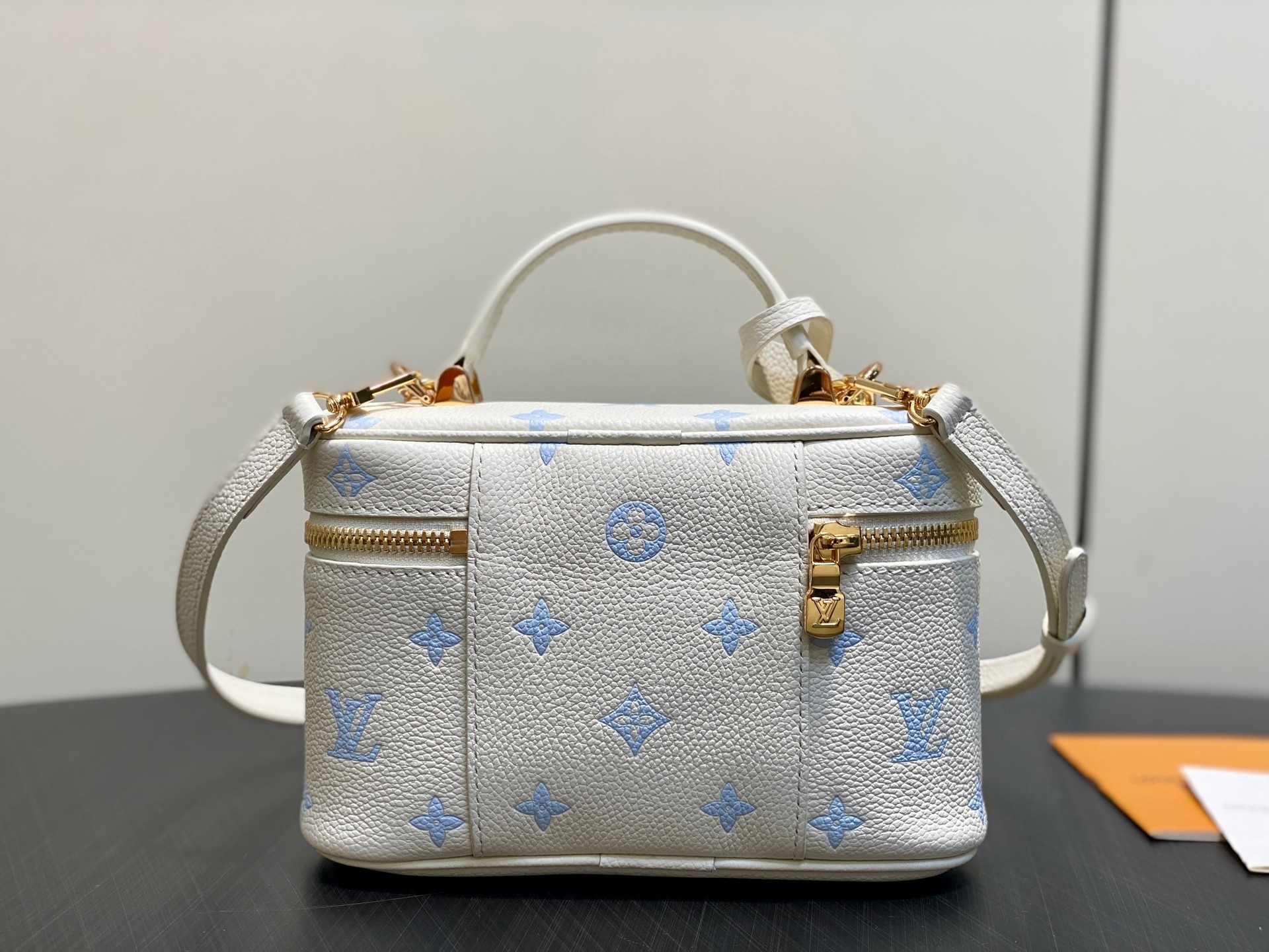 TOP Louis Vuitton LV Vanity Chain Pouch 11.5 x 6.5 x 19 cm - White