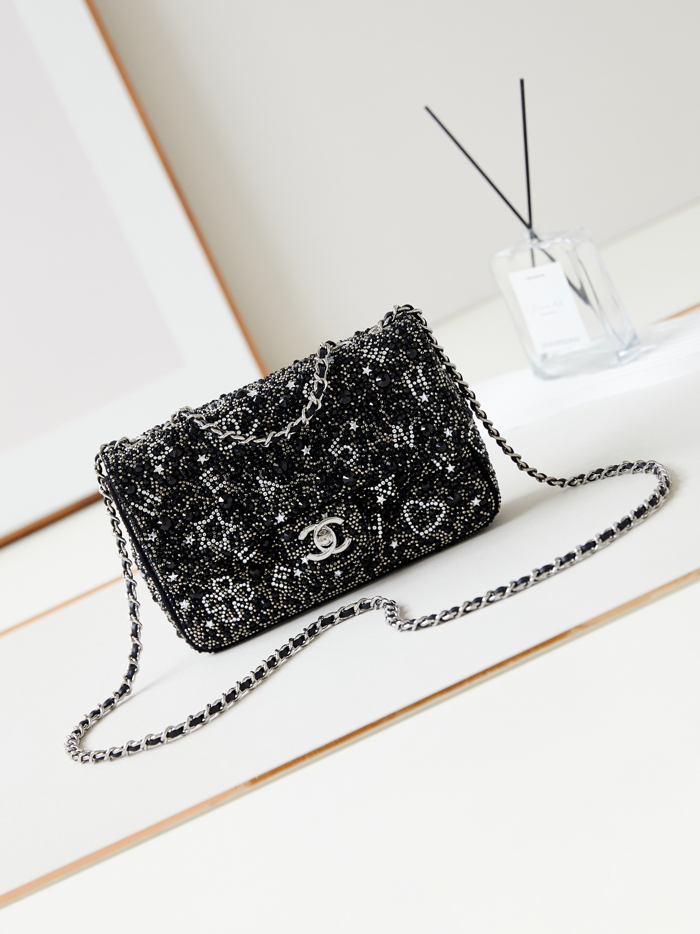 TOP CHANEL Flap Bag Black Size 5 Diamond 20*14*8cm - Black