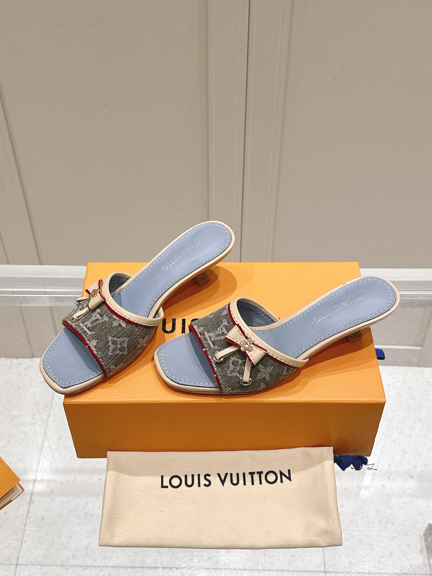 TOP Louis Vuitton LV L*V Flat Slippers - 3 Colour