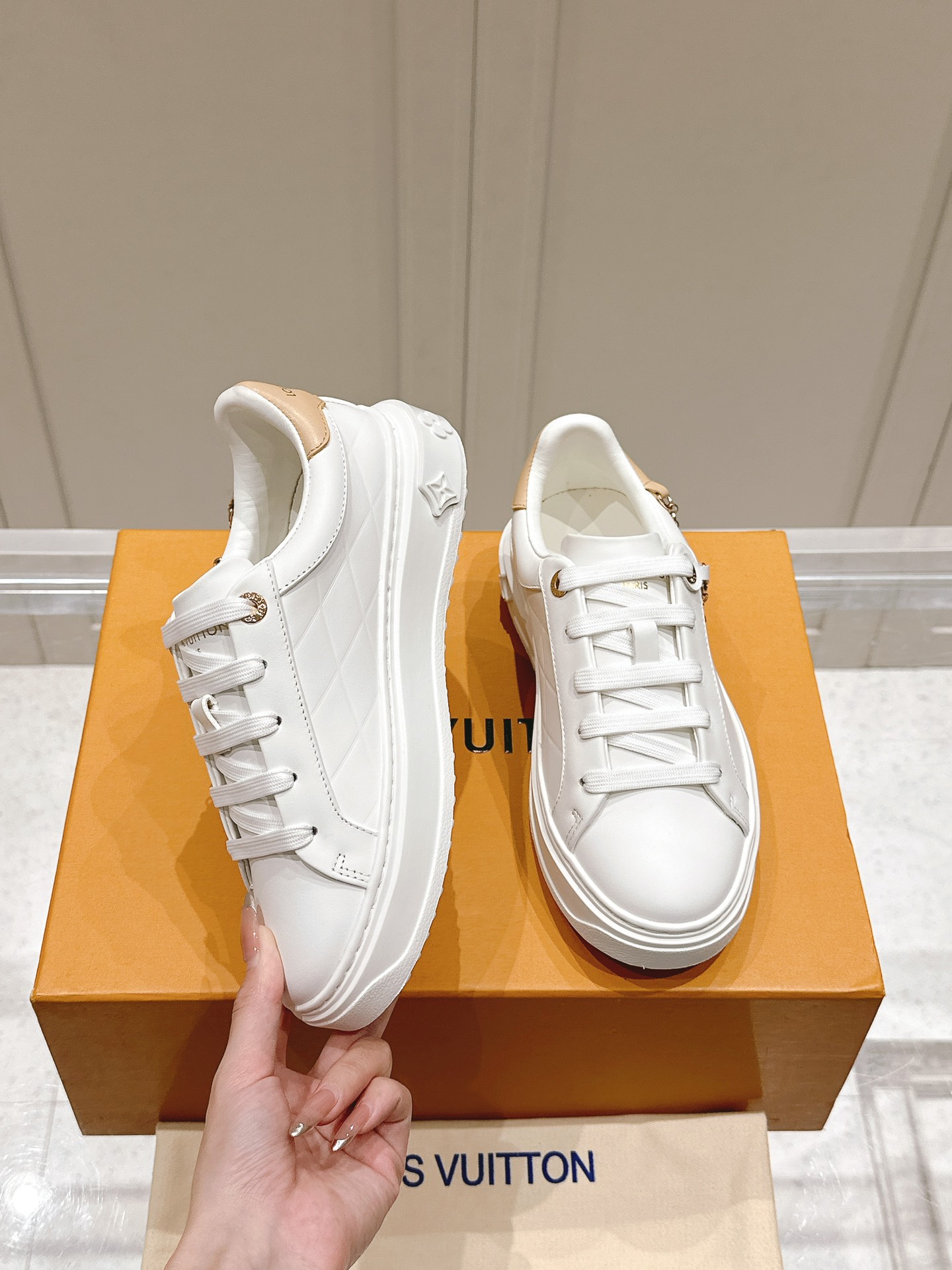 TOP Louis Vuitton LV Sneakers - 3 Colors