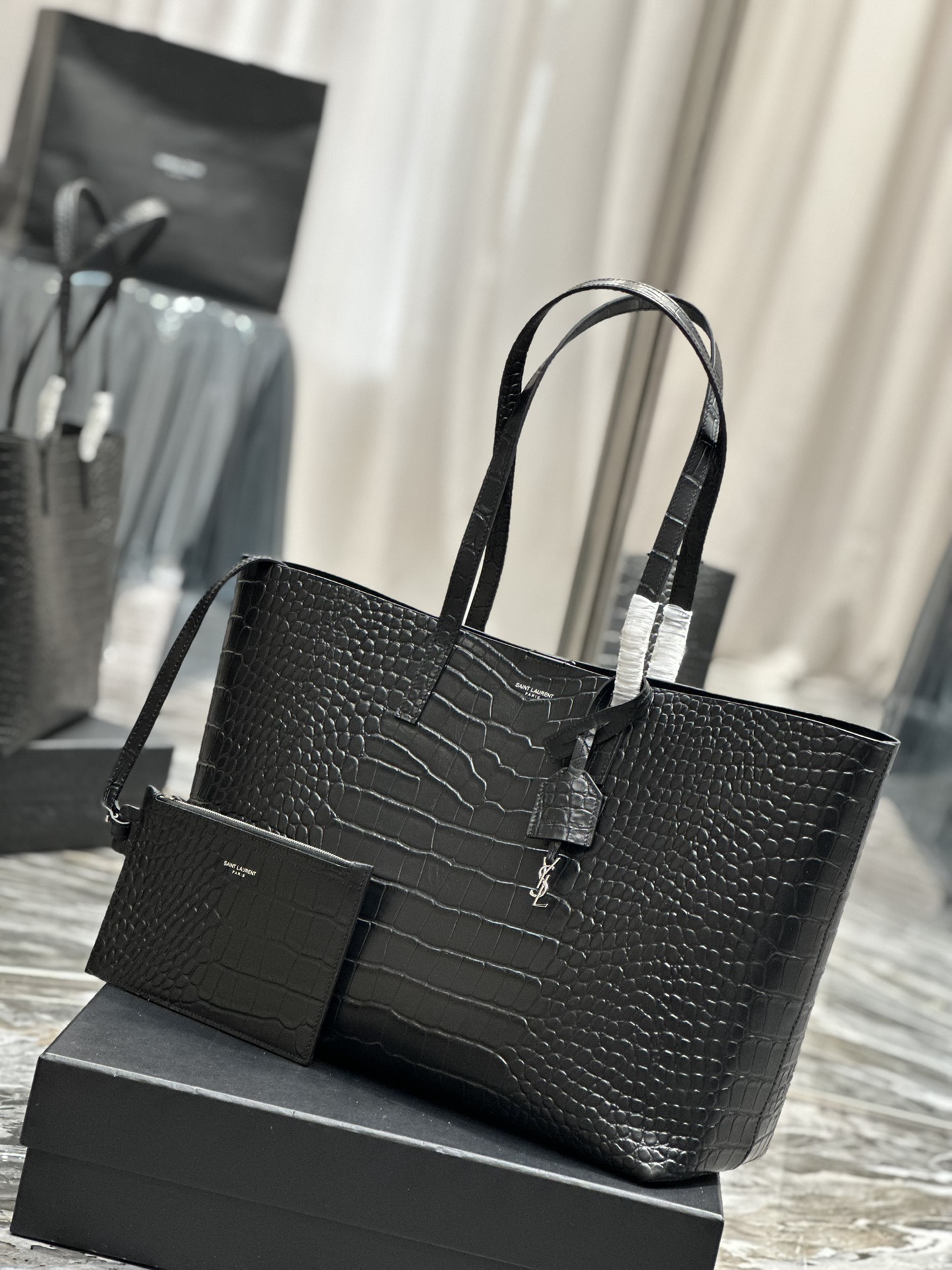 TOP Yves Saint Laurent YSL Crocodile Pattern Shopping Tote Bag - East-West - Black