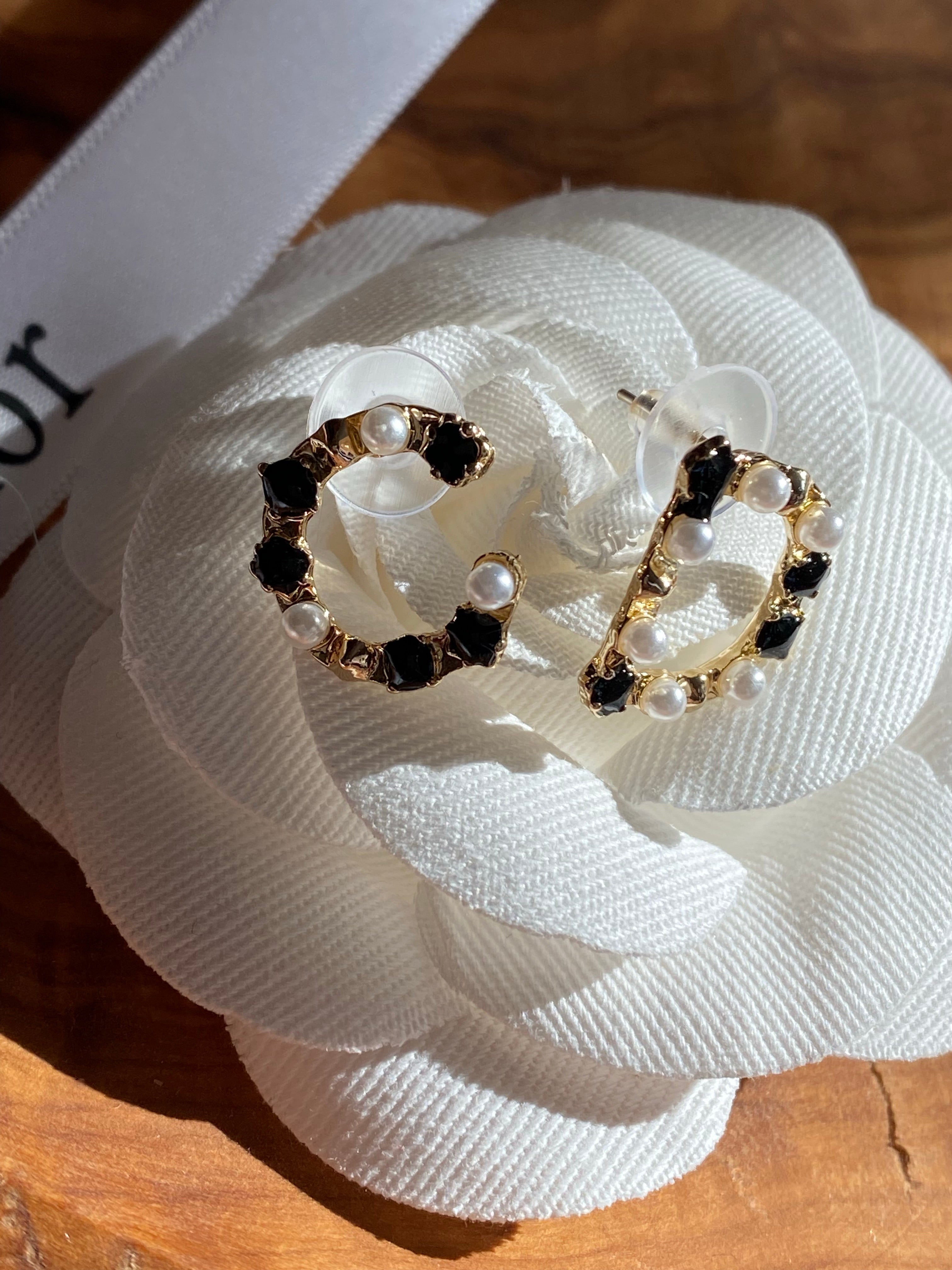 Top Christian Dior Stud Black and Pearl Earrings