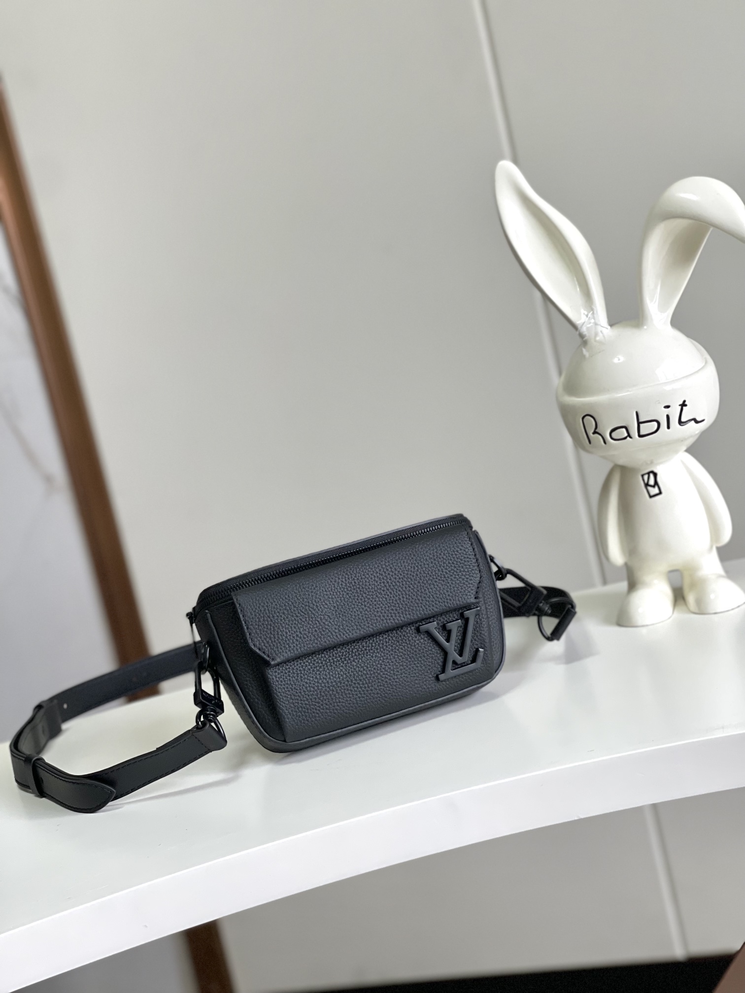 TOP Louis Vuitton LV Pilot Bag 20x12x5.5cm - 2 Color