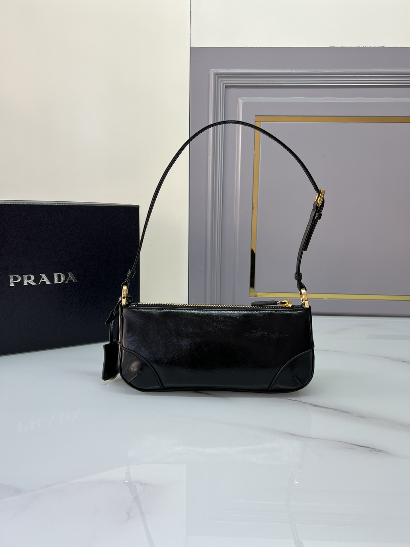 Top PRADA Shoulder Bag Oil Wax Leather 23.5x10x5cm - Black