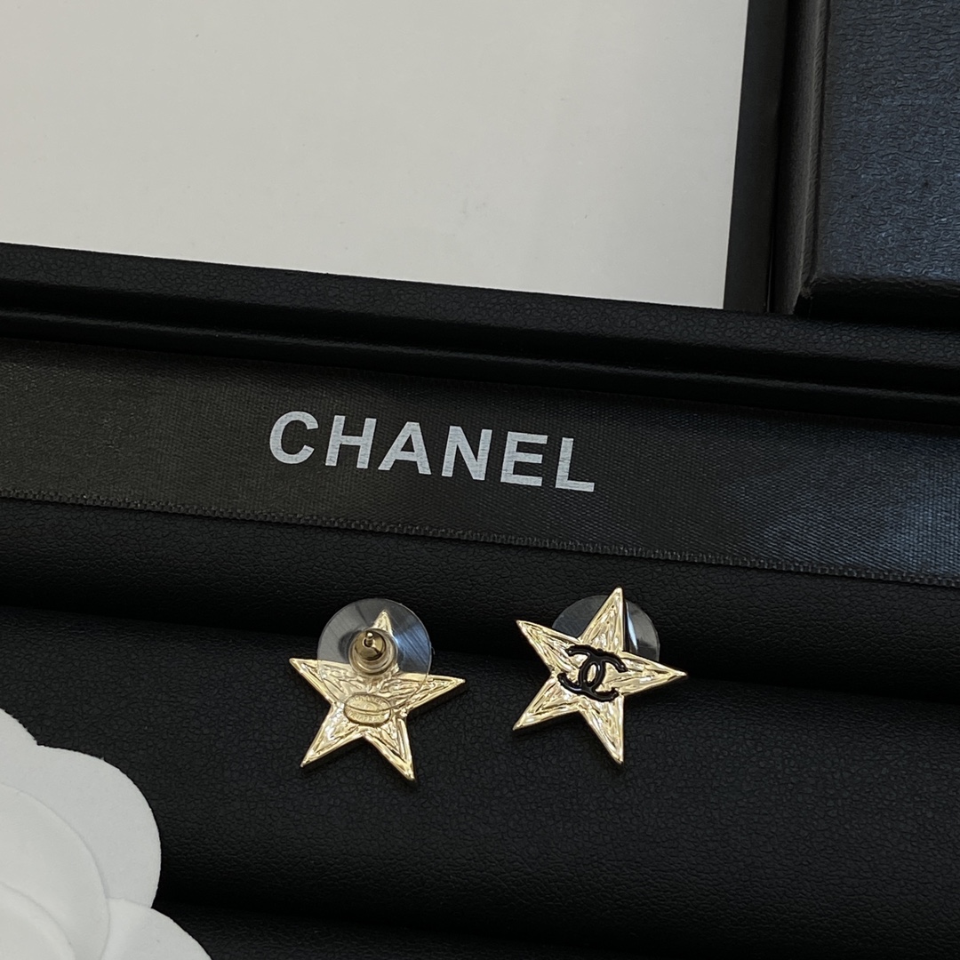 TOP CHANEL Star Shape Earrings - Gold
