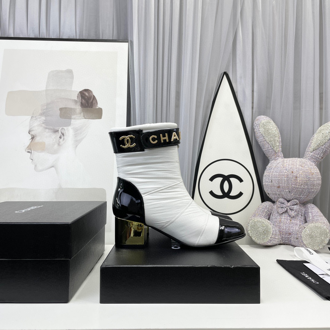 TOP CHANEL Quilted Lambskin Boots - White