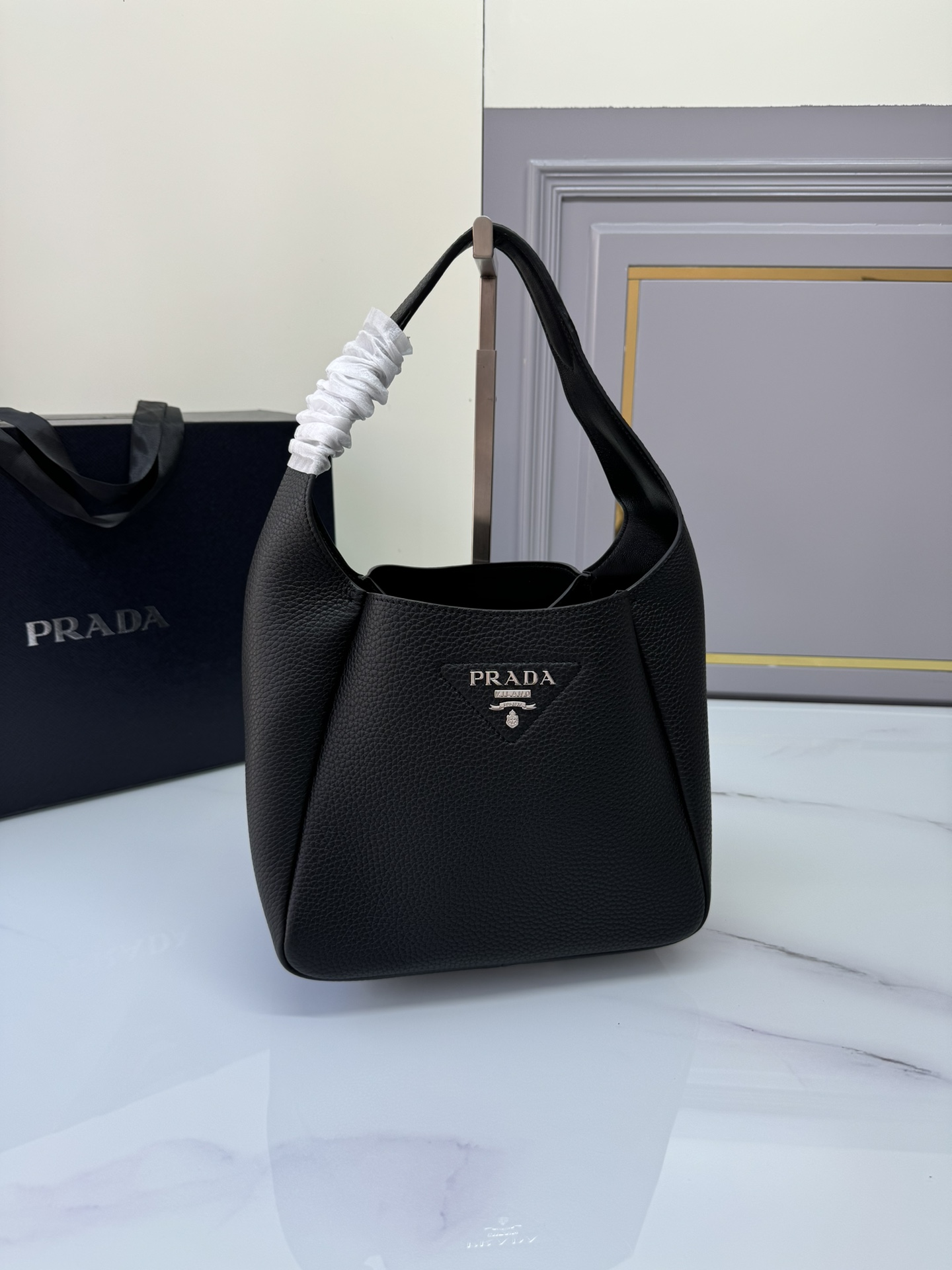 Top PRADA Cowhide Bucket Bag 23×21×13cm - Black