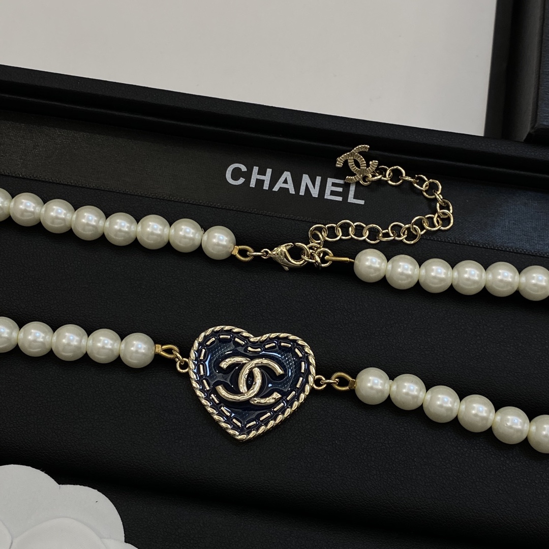 TOP CHANEL Necklace with Pearl and Heart Pendant - Gold