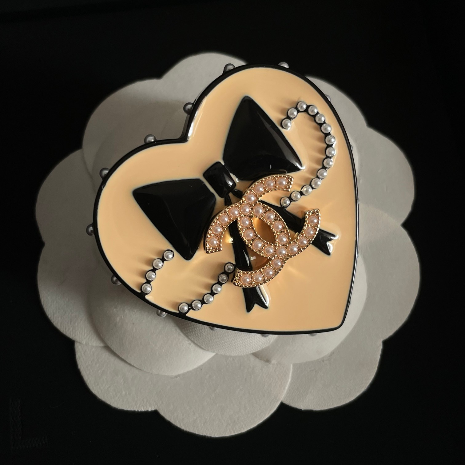 TOP CHANEL CC Brooch