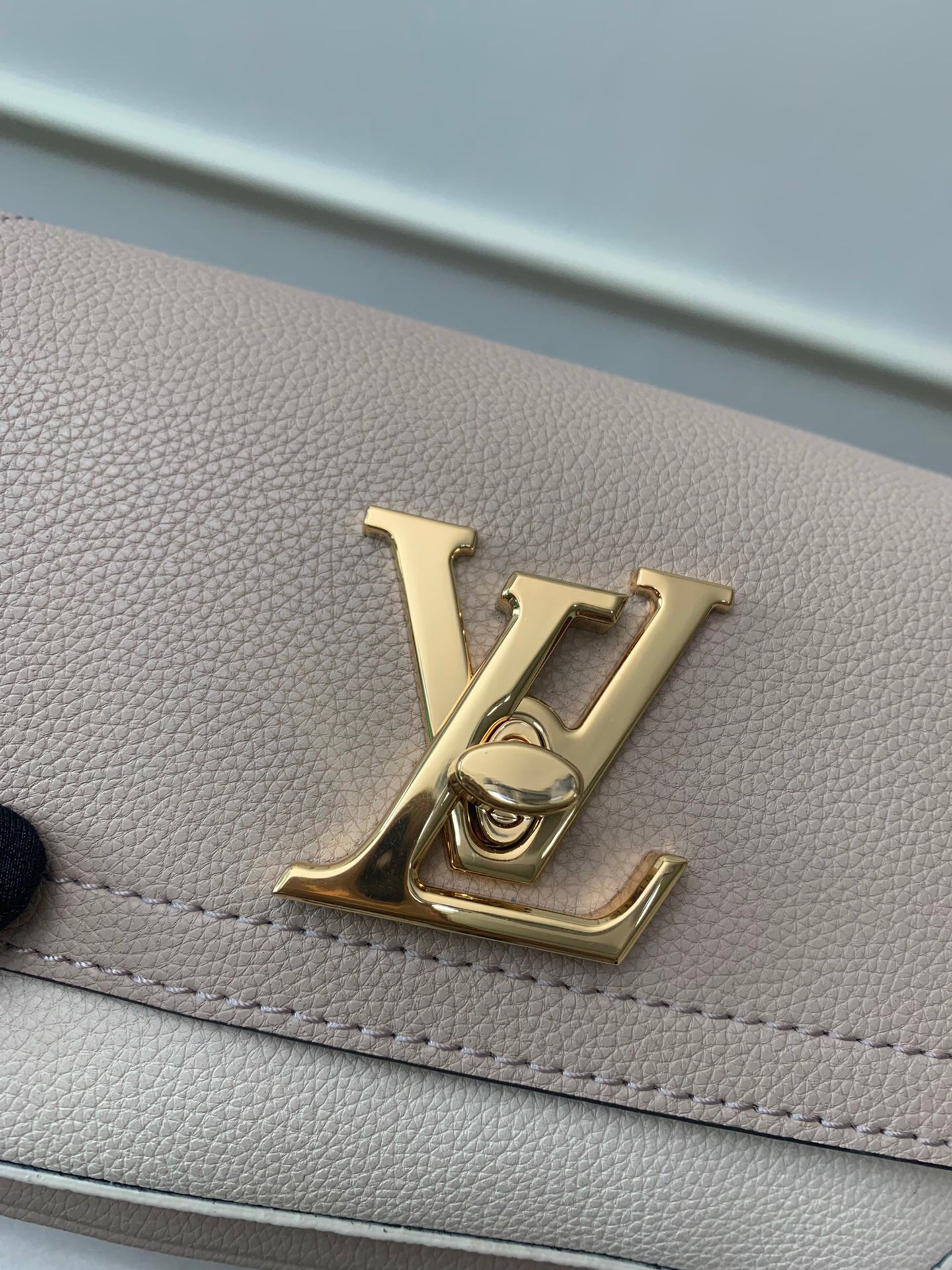 TOP Louis Vuitton LV  Lockme Tender Bag 19x13x8CM- Cream