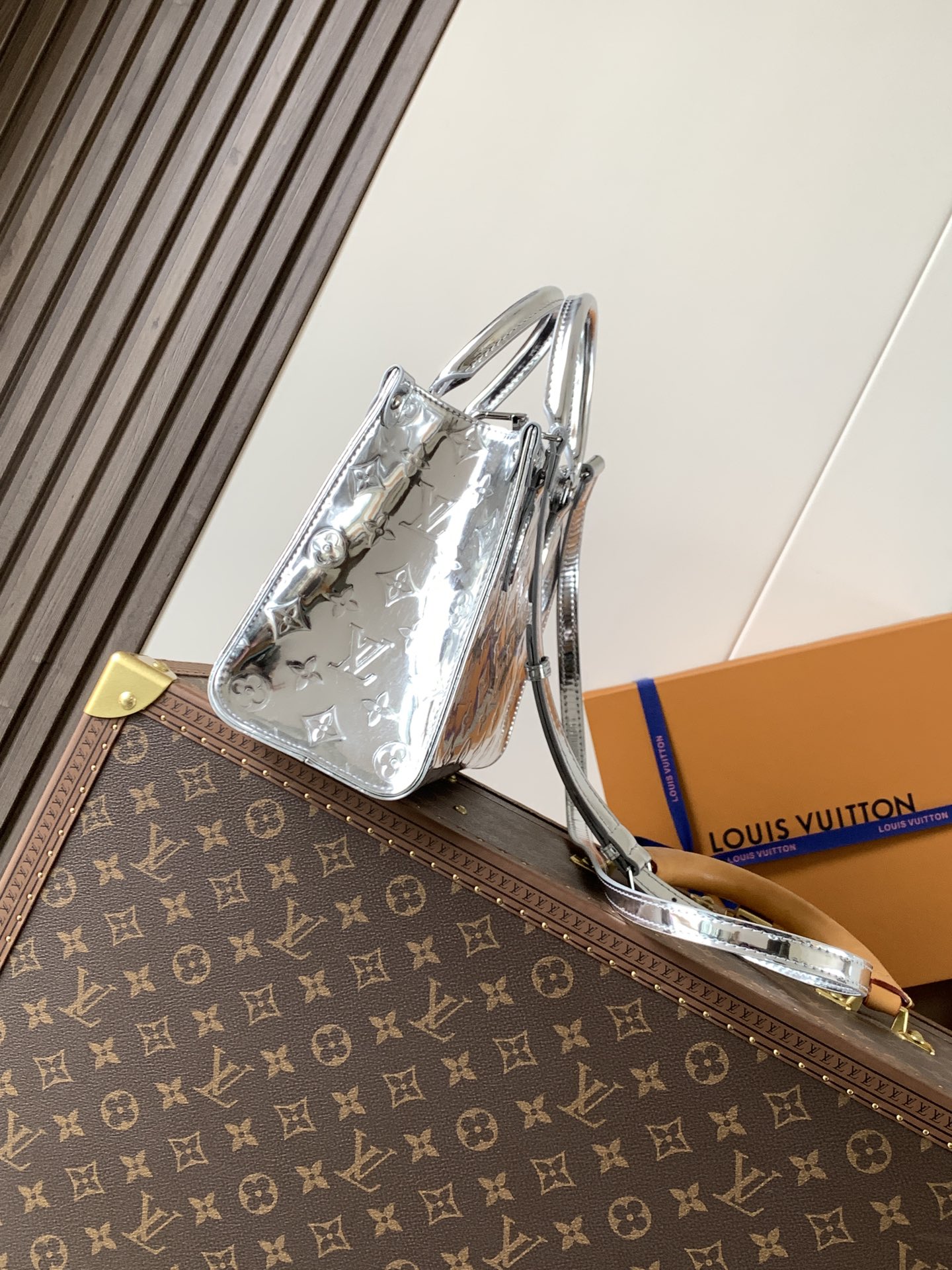 TOP Louis Vuitton LV On The Go Bag Monogram Miroir 25X19X11.5cm - Silver