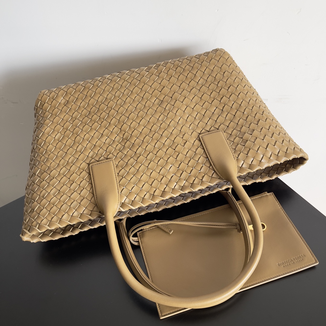 TOP Bottega Veneta BV Medium Cabat Bags - Brown